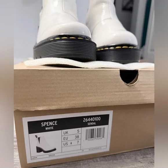 Dr Martens SPENCE LEATHER FLARED HEEL CHELSEA BOOTS - Picture 2 of 5